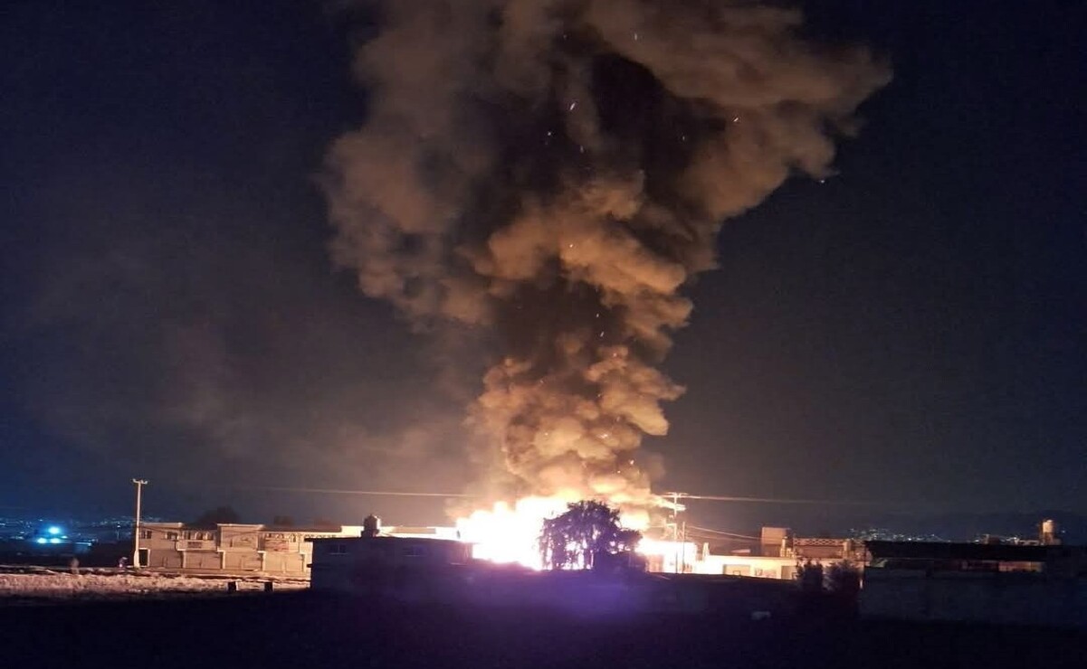Fuerte incendio consume bodega de plásticos en Toluca
