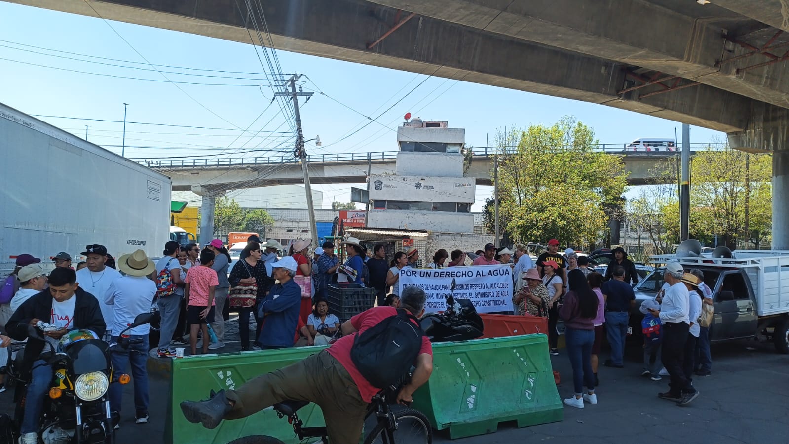 Vecinos protestan por la demora en la rehabilitación del pozo Artesanos, prometida por el gobierno. Foto Especial