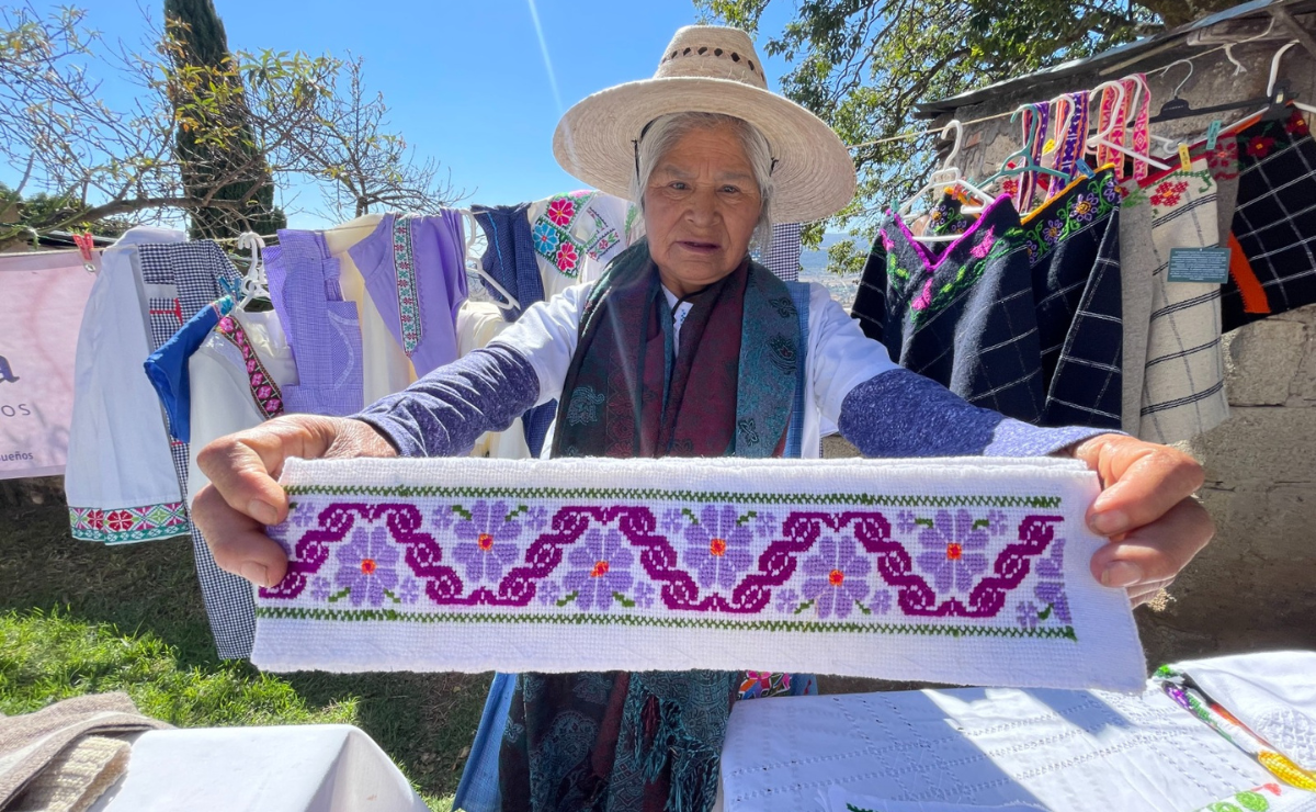 Entre estas mujeres se encuentran Francisca y Tania, quienes representan dos generaciones unidas por el amor al arte textil. Foto: Michelle Sánchez