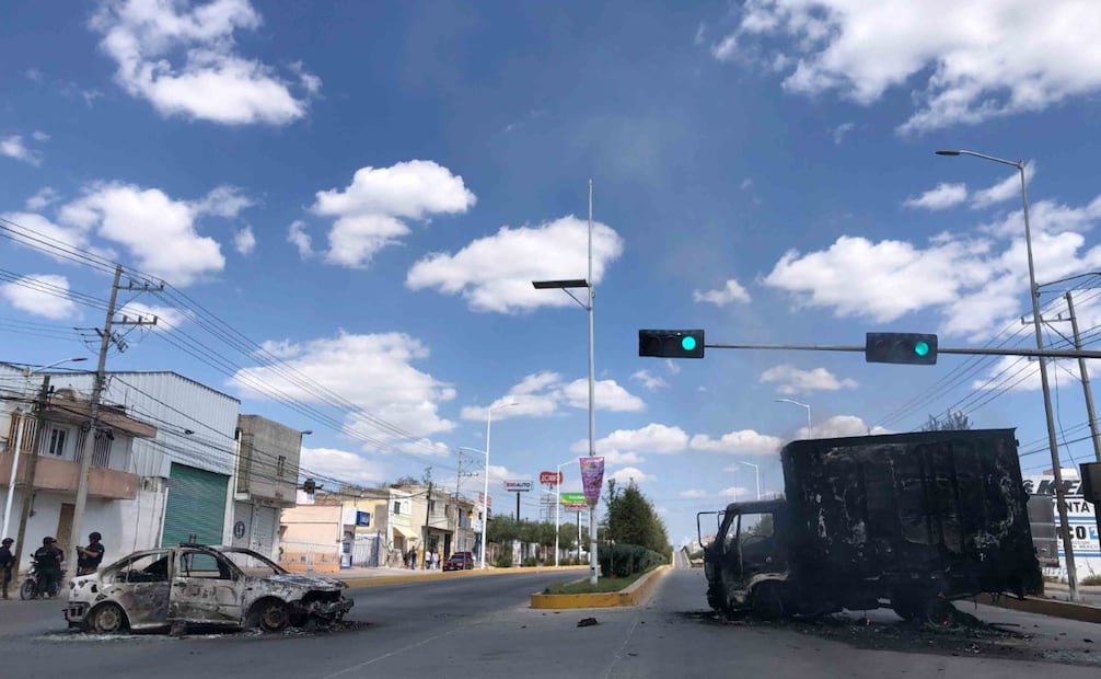 Las unidades fueron interceptadas y quemadas en vías primarias de Jalisco, Colima y Nayarit por hombres armados. Foto Diego Simón / El Universal