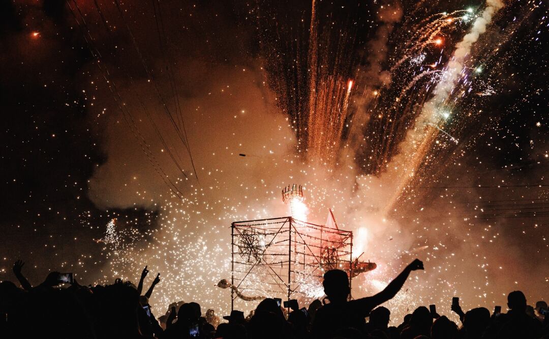La quema de toritos de Tultepec: una tradición que desafía el peligro y enciende la pasión de miles de visitantes. Foto: Yaretzy M. Osnaya