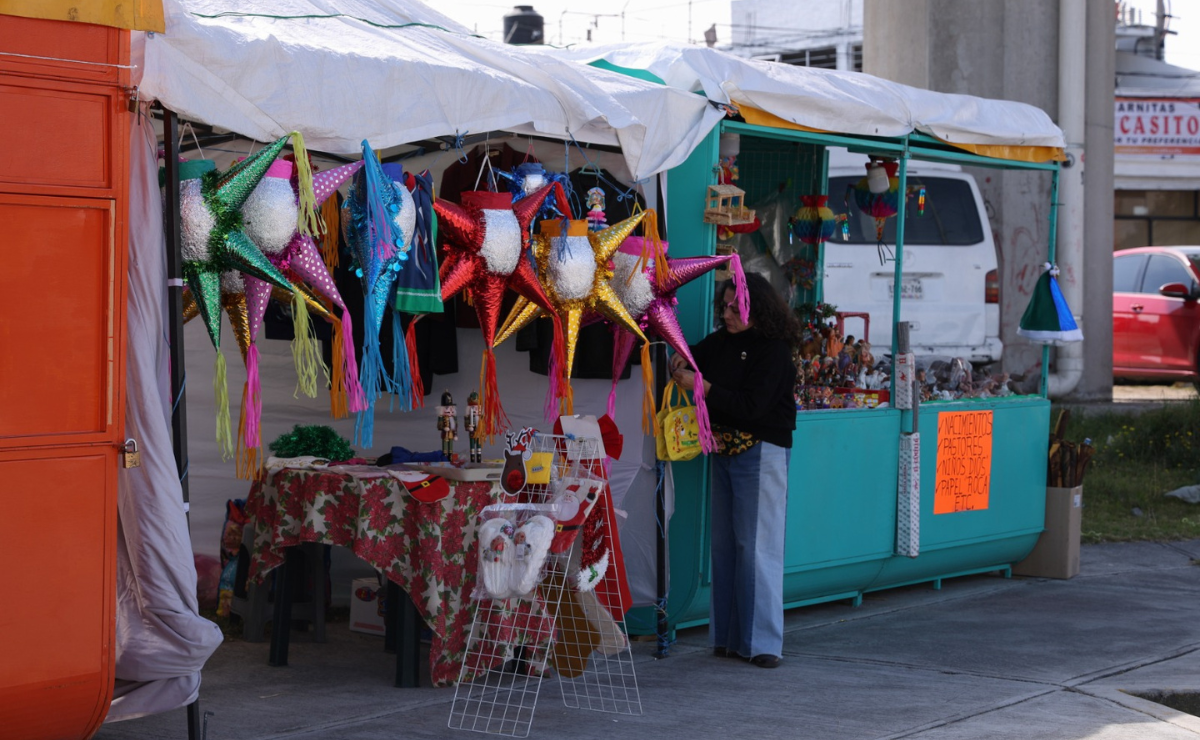 La falta de visibilidad y la disminución de las ventas ponen en riesgo la economía de las familias que dependen del Tianguis Navideño Foto: Arturo Hernández