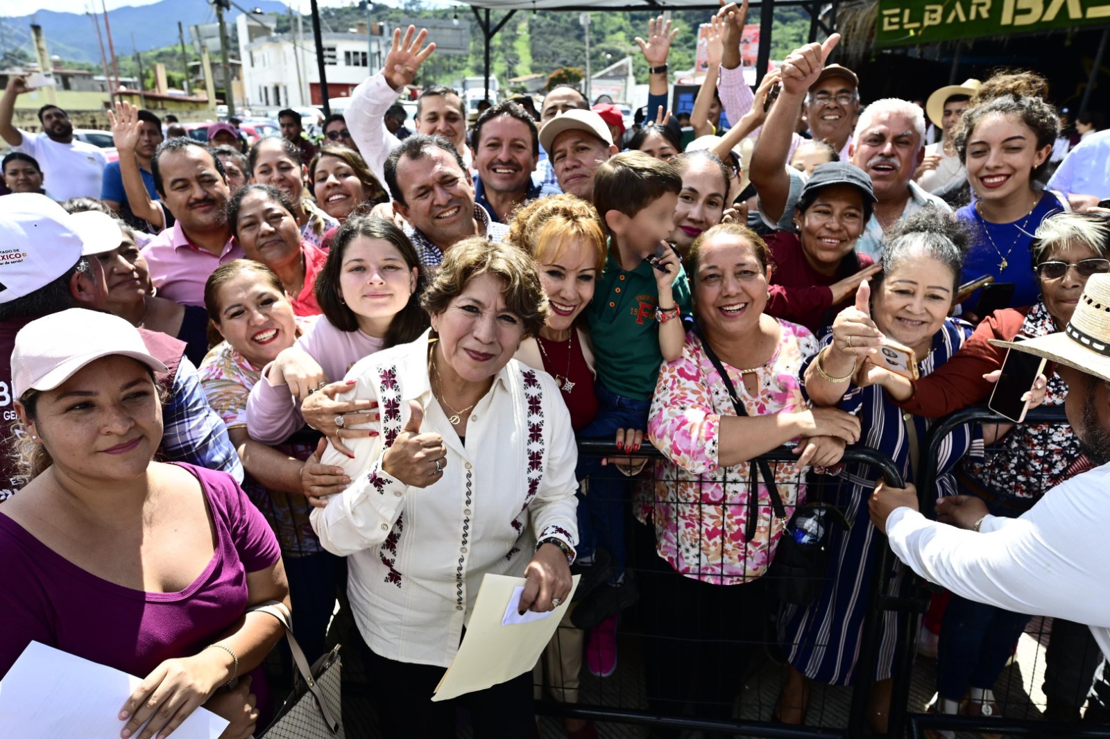 Entrega  Delfina Gómez Álvarez enseres domésticos a familias afectadas por las lluvias en Tejupilco, en breve serán reubicadas. Foto especial