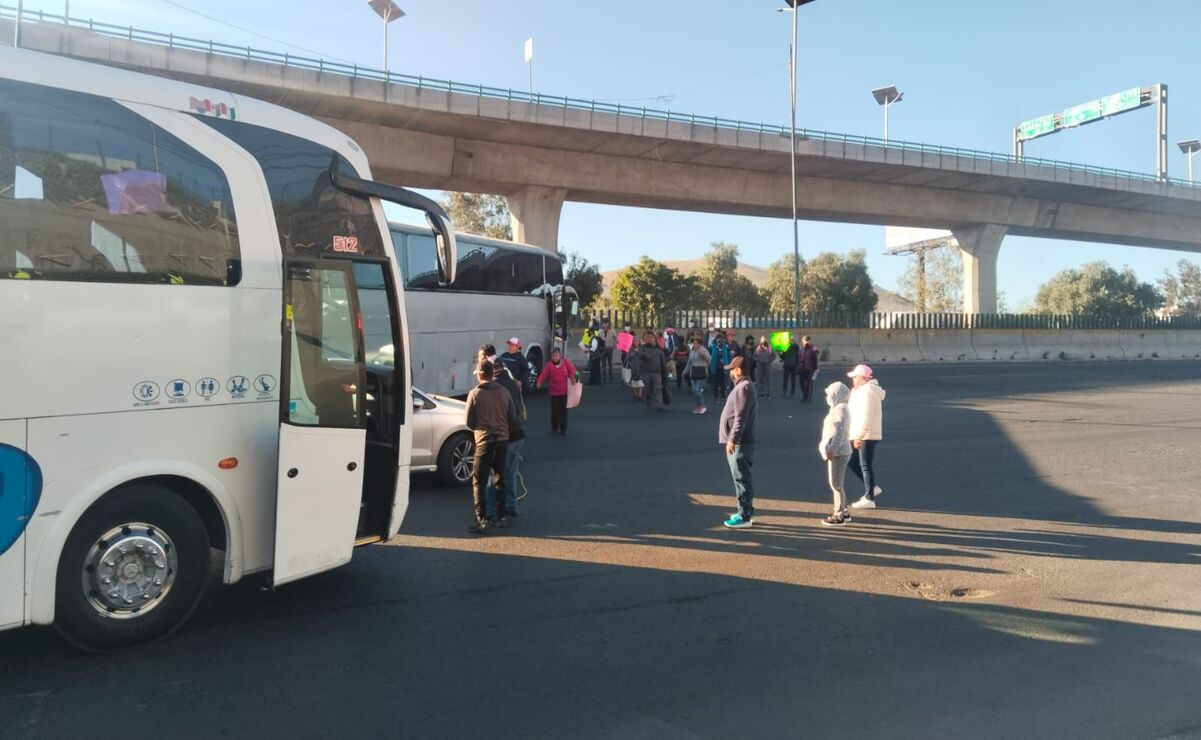 Manifestantes bloquean la carretera México-Querétaro