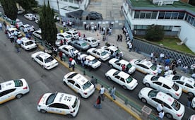 Taxistas se manifiestan en la Secretaría de Movilidad de Toluca; exigen destitución de delegado