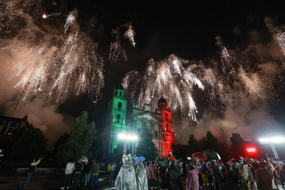 En el centro de Toluca, ni la lluvia impidió que llegaran familias de mexiquenses para conmemorar la Independencia