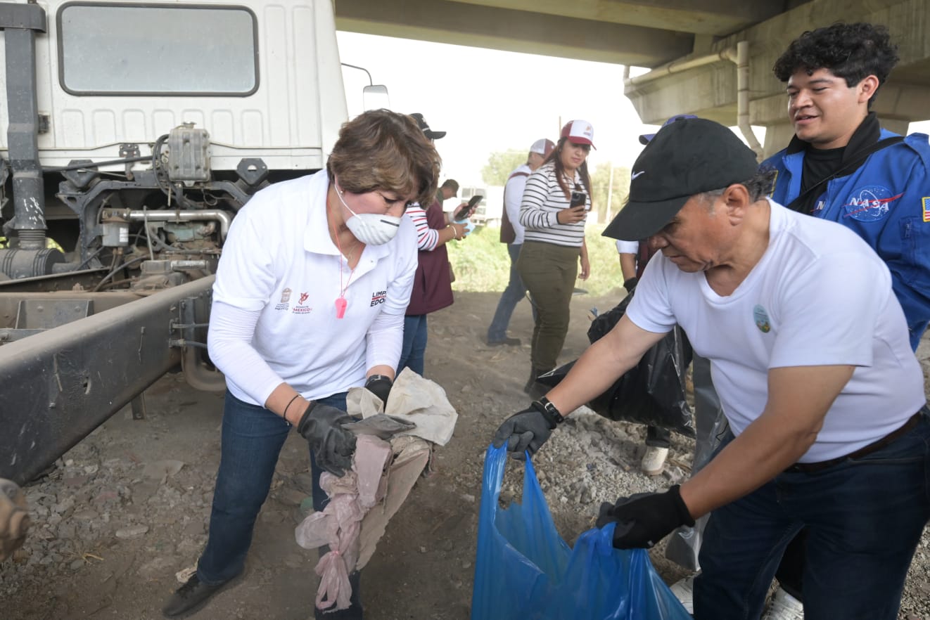 El Estado de México, encabezado por la Gobernadora Delfina Gómez Álvarez, rompió el “Récord Guinness de mayor número de personas recolectando basura”, jornada de limpieza en la que participaron de manera simultánea más de 150 mil mexiquenses en 78 lugares distintos.