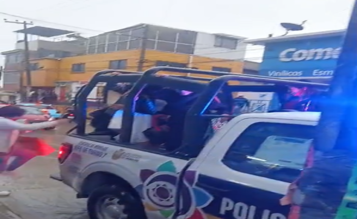 Policías ayudaron a los ciudadanos / Foto: Especial