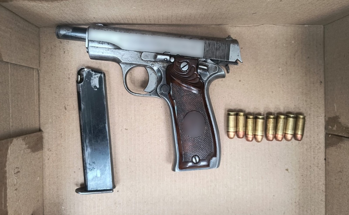 Al sujeto se le aseguró una pistola calibre 9 milímetros / Foto: Especial