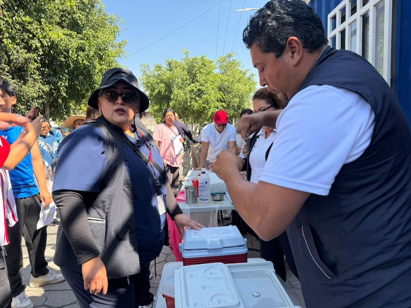 Madres de familia lamentan no alcanzar la vacuna debido a los horarios escolares y laborales. Foto Emilio Fernández / El Universal