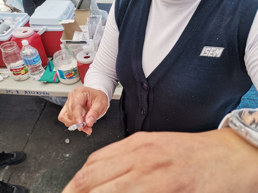 Ciudadanos de Atizapán acuden a los módulos de vacunación para completar esquemas de salud tras el aviso de las autoridades. Foto Gisela González / El Universal