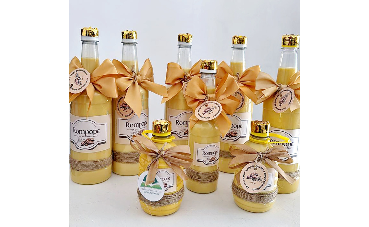 Las manos de los estudiantes mezclan los ingredientes para crear un rompope artesanal único y delicioso Foto: Especial