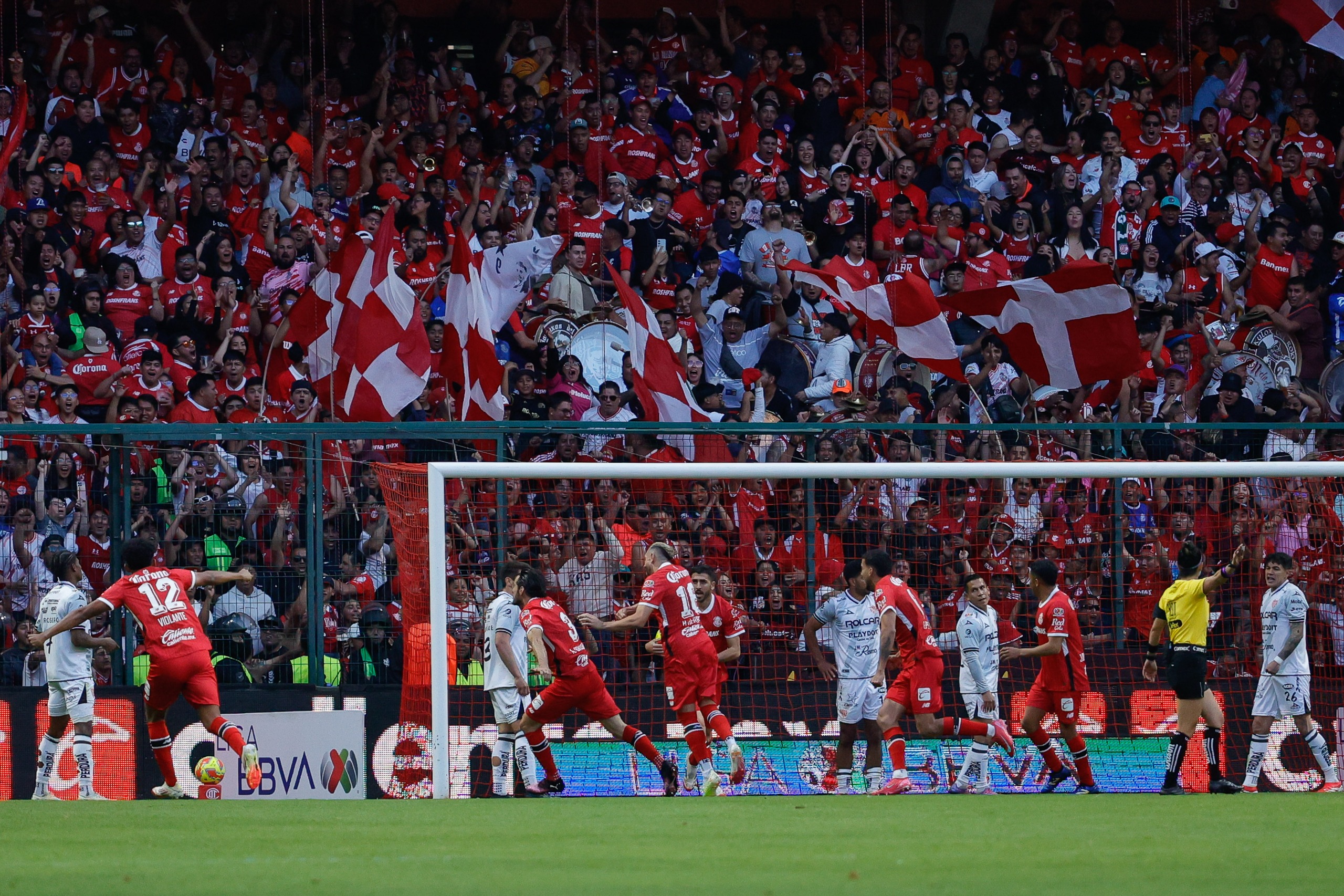 El estadio vivió una noche llena de emoción, con la afición celebrando la victoria del equipo local. Foto Arturo Hernández