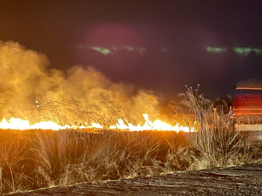 La práctica ancestral de quemar pastizales, aunada a las condiciones climáticas secas, ha desencadenado una ola de incendios en el norte del Estado de México. Foto Michelle Sánchez