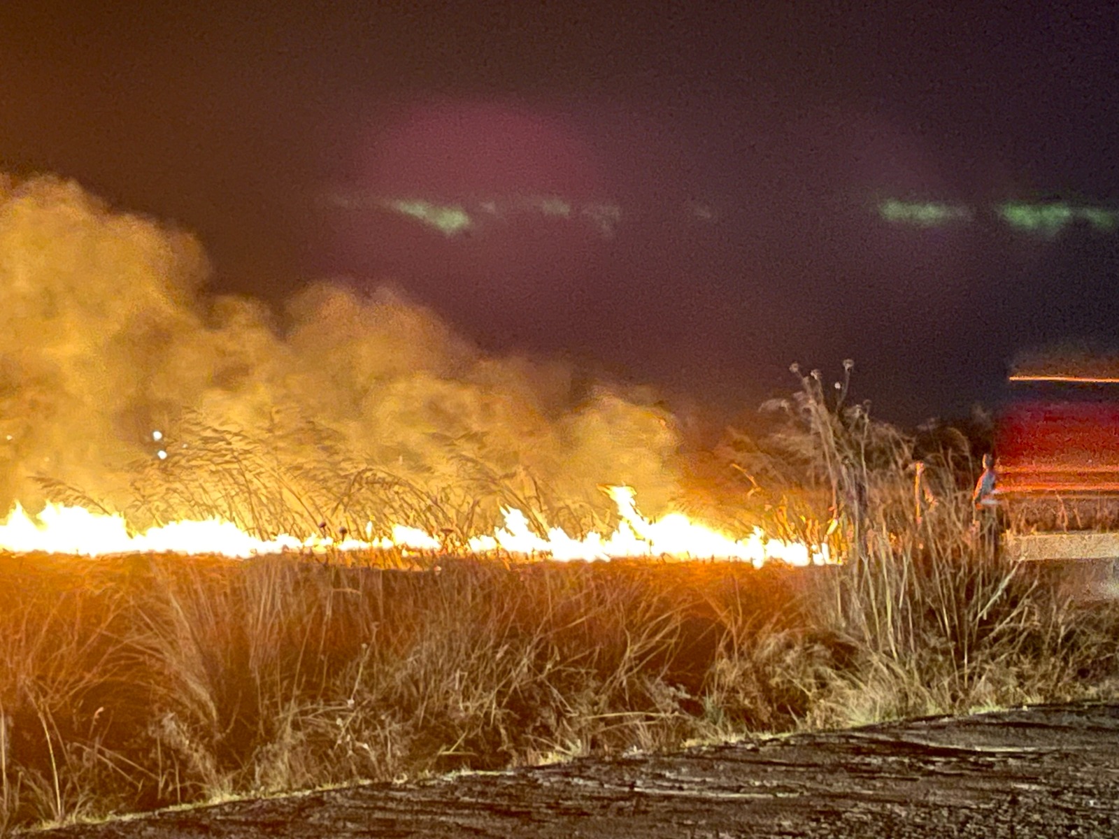 La práctica ancestral de quemar pastizales, aunada a las condiciones climáticas secas, ha desencadenado una ola de incendios en el norte del Estado de México. Foto Michelle Sánchez
