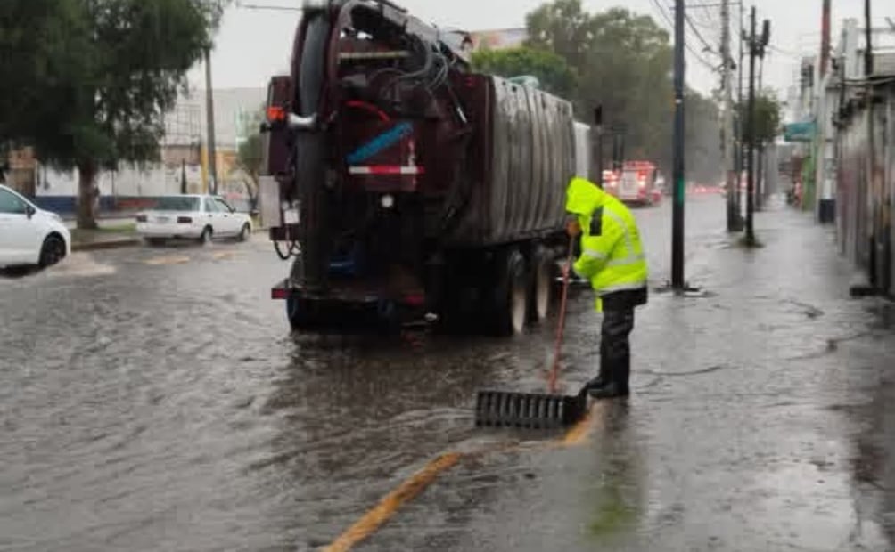 Personal del organismo municipal APAST realiza maniobras de desazolve y apertura de rejillas para acelerar el desalojo del agua acumulada. Foto Especial