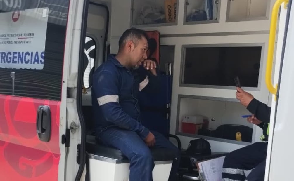 Paramédicos atienden al operador del vehículo de carga, quien resultó con lesiones menores que no ameritaron traslado grave. Foto Especial