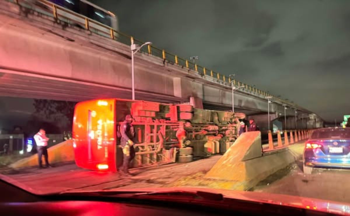 Un autobús se despista y vuelca en el ascenso al puente en dirección a la Maquinita Foto: Especial