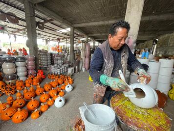 Colores inundan talleres del barro en Temascalcingo