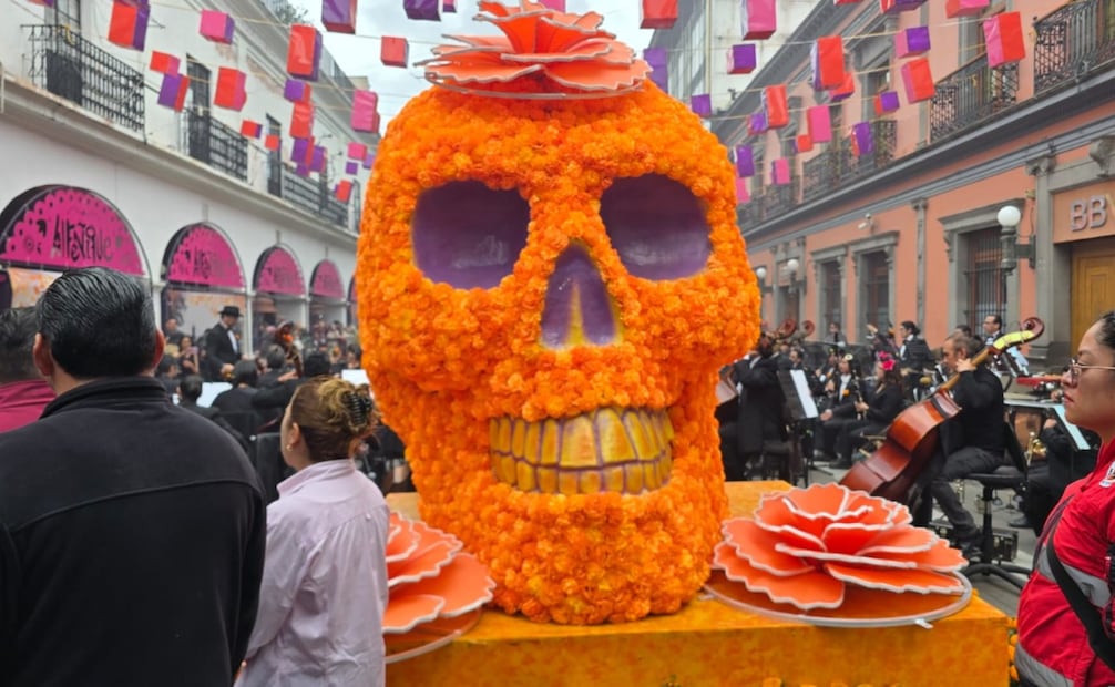 Artesanos del alfeñique ofrecen una gran variedad de calaveritas de azúcar, chocolate y dulces típicos en el corazón de Toluca. Foto Especial