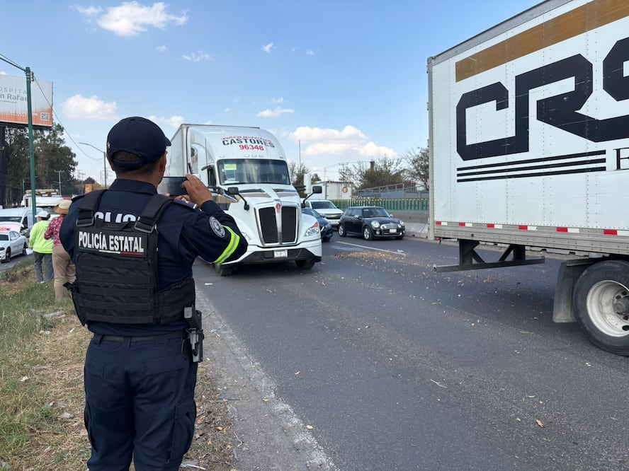 Así luce el flujo vehicular en la autopista México-Querétaro tras el retiro de los manifestantes la tarde de este lunes. Foto Arturo Contreras / El Universal