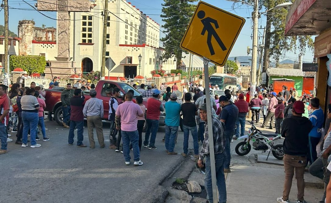 Impiden la entrada y salida de personas hasta que las cinco personas detenidas sean liberadas. Foto Especial
