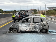 Abandonan vehículo en llamas en el Circuito Exterior; no hallan a los ocupantes