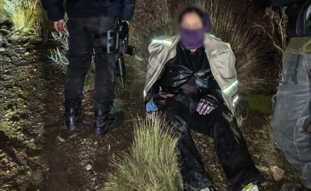 Policías realizaron maniobras de remolque para extraer las tres motocicletas que quedaron atascadas. Foto especial