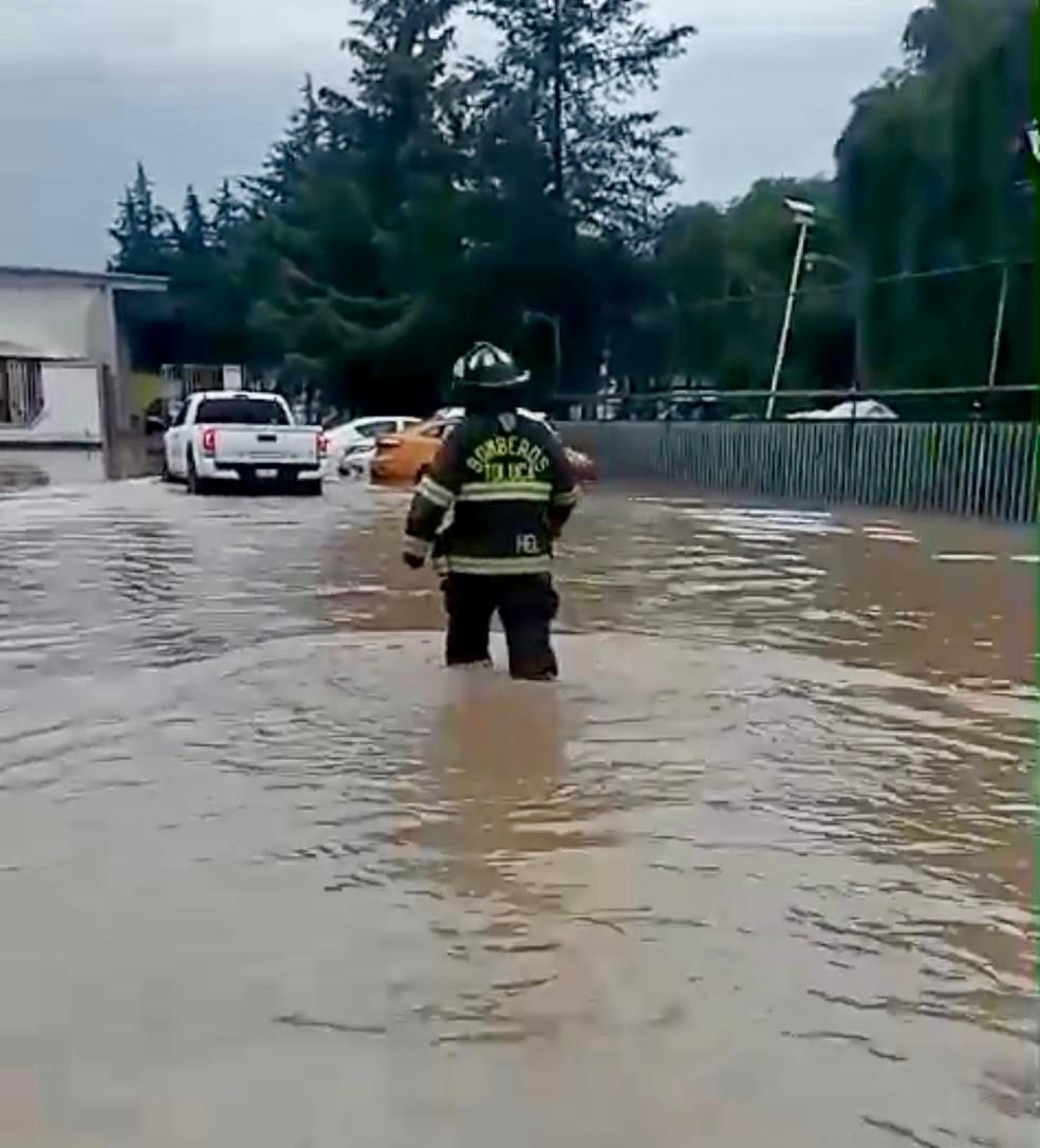 Vehículos atrapados en encharcamientos en la delegación de Santa Cruz Atzcapotzaltongo, Toluca.