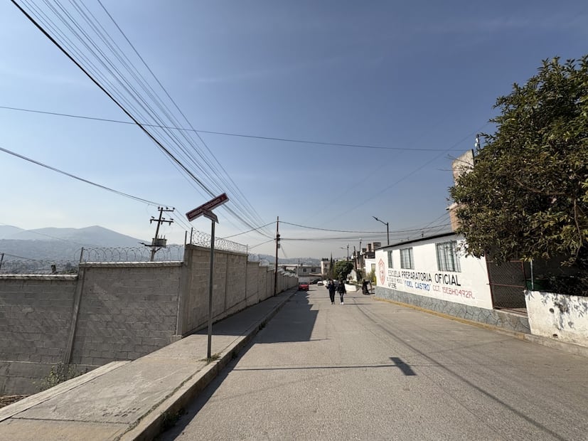 Las aulas provisionales resultan insuficientes para una matrícula de 420 jóvenes provenientes de colonias como El Tesoro, La Sardaña y Cartagena. Foto Arturo Contreras / El Universal