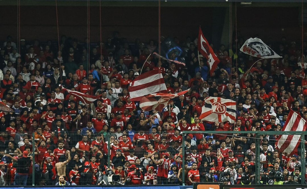 La Barra Perra Brava, porra emblemática de los Diablos Rojos de Toluca / Foto: Roberto Guerrero