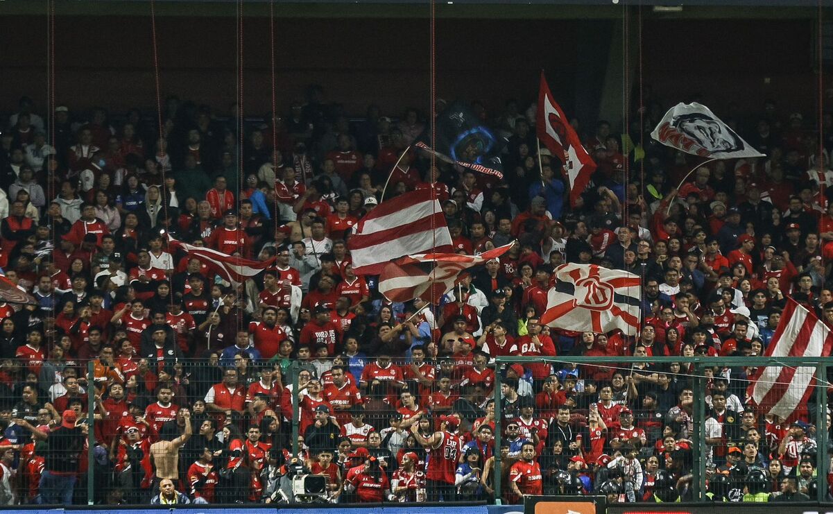 La Barra Perra Brava, porra emblemática de los Diablos Rojos de Toluca / Foto: Roberto Guerrero