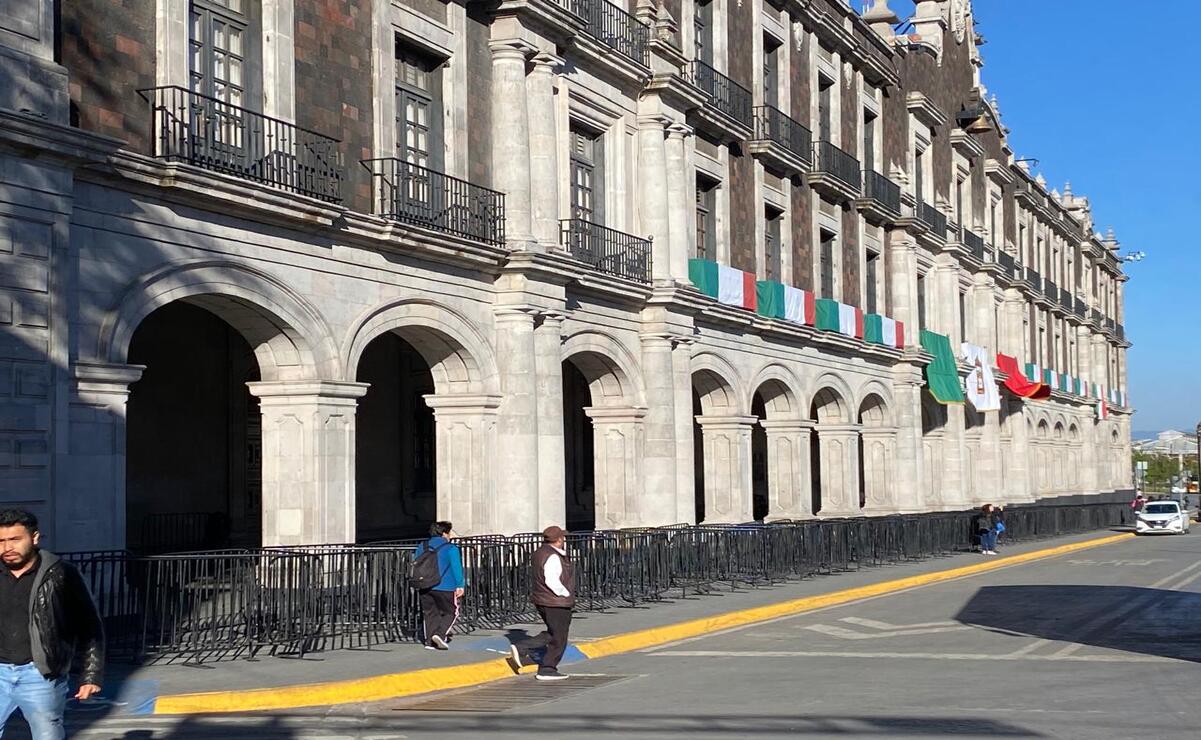 Las banquetas están obstruidas por vallas de policía que resguardan la seguridad del Palacio de Gobierno del Edomex. Foto: Vania Enciso.