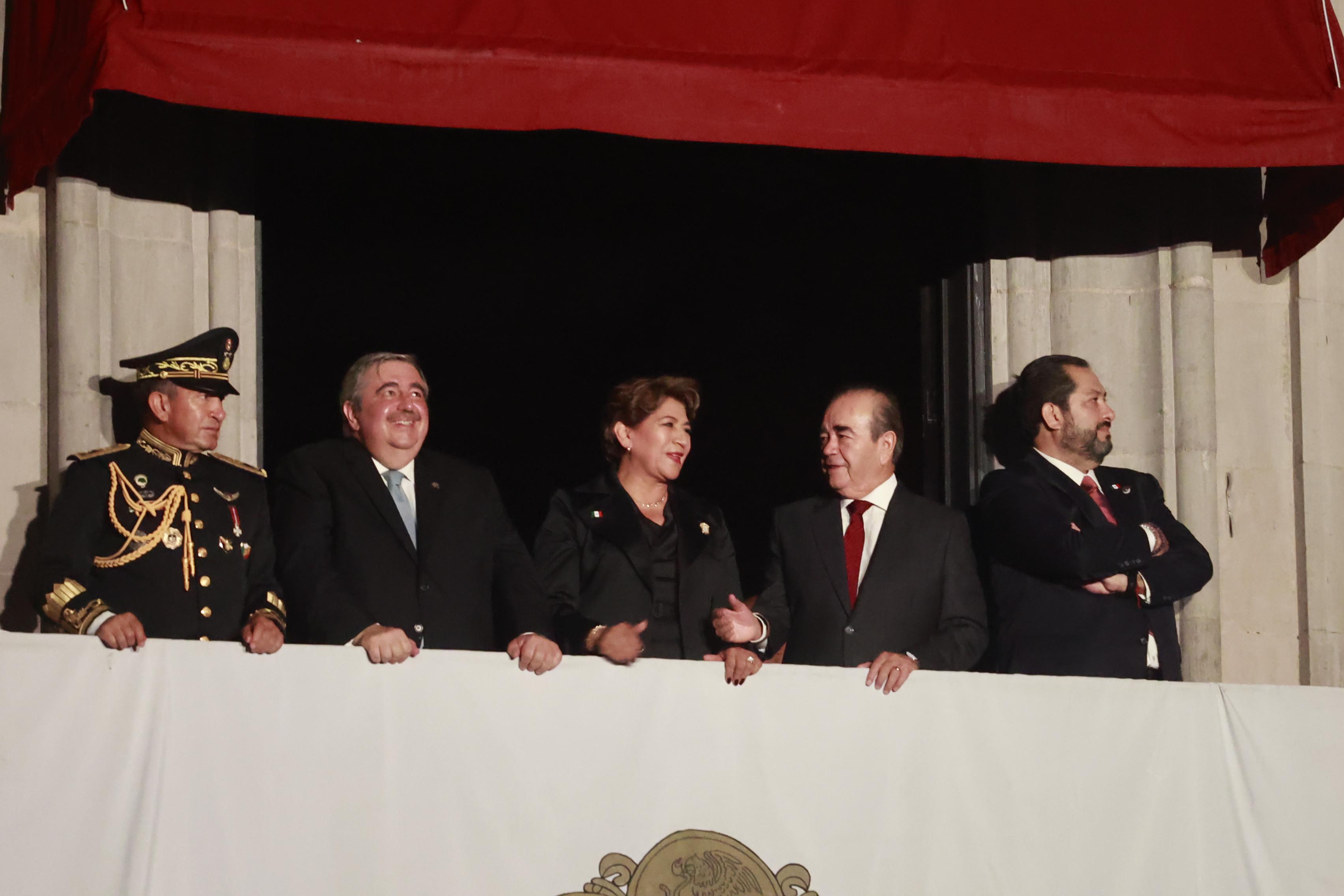 En punto de las 11 de la noche, la Gobernadora del Estado de México, Delfina Gómez Álvarez, se dirigió al balcón principal de Palacio estatal para dar el tradicional grito de Independencia. Foto Alejandro Vargas
