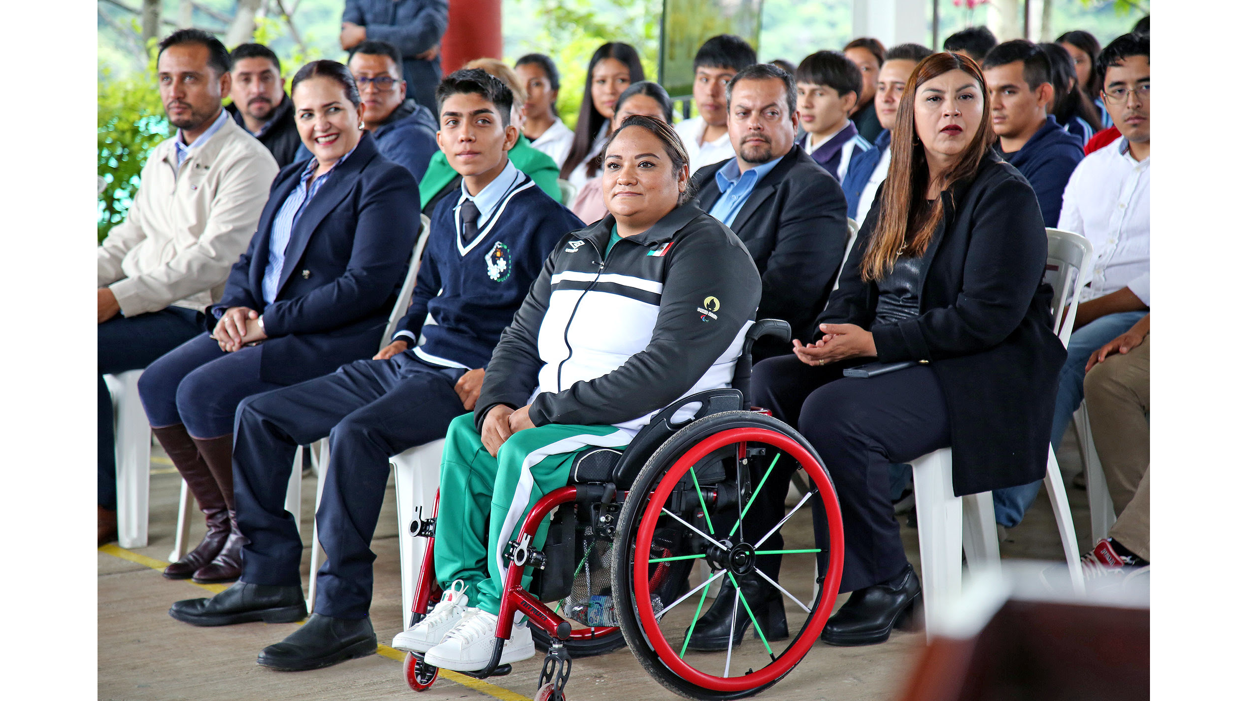La medallista paralímpica Gloria Zarza Guadarrama impartió una charla en el CBT de San Miguel Ixtapan, Tejupilco. Foto: Especial.