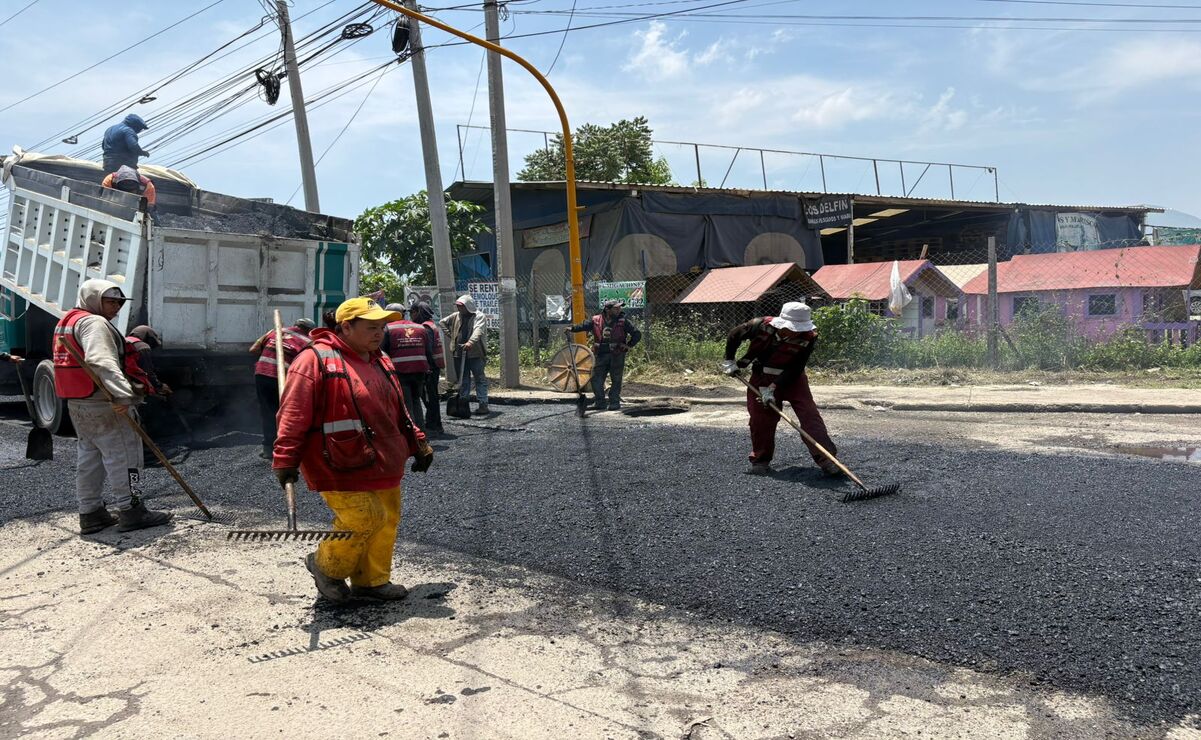 Los trabajos de bacheo se realizan en el tramo del entronque de la Av. Recursos Hidráulicos, en dirección a la Central de Abastos de Tultitlán. Foto: Arturo Contreras / El Universal Estado de México