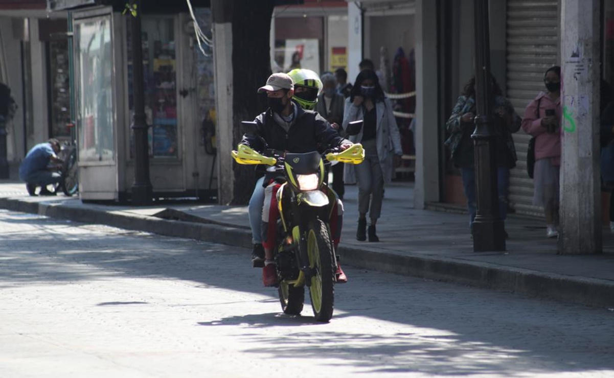 Los llamados "motorratones" siguen operando en el primer cuadro del centro de Toluca sin que nadie pueda detenerlos / Foto Archivo El Universal