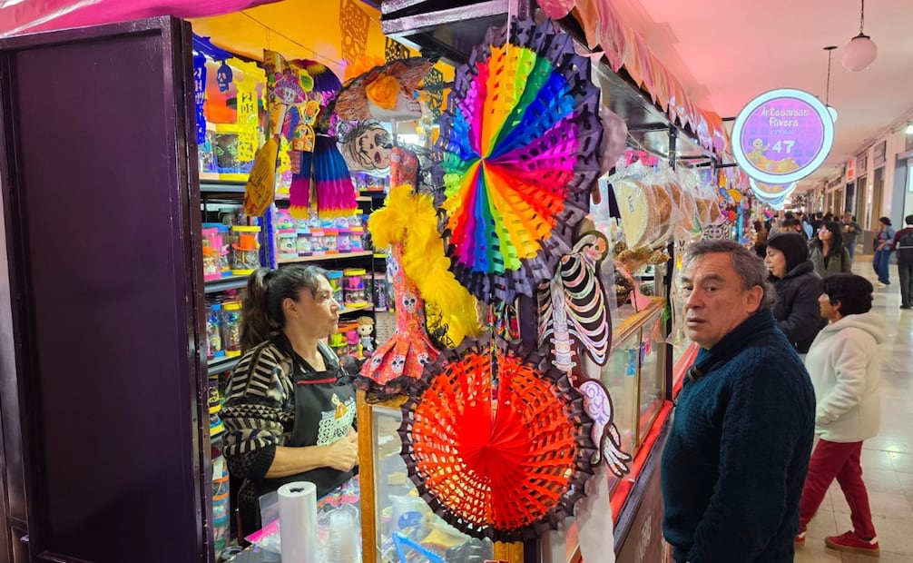 Los comerciantes invitaron a los mexiquenses a visitar la Feria del Alfeñique y comprar dulces tradicionales en los 84 puestos instalados en los Portales de Toluca. Foto Claudia Rodríguez / El Universal