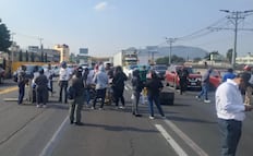 ¡Caos en la México-Puebla! Vecinos bloquean la autopista para defender área verde en Valle de Chalco