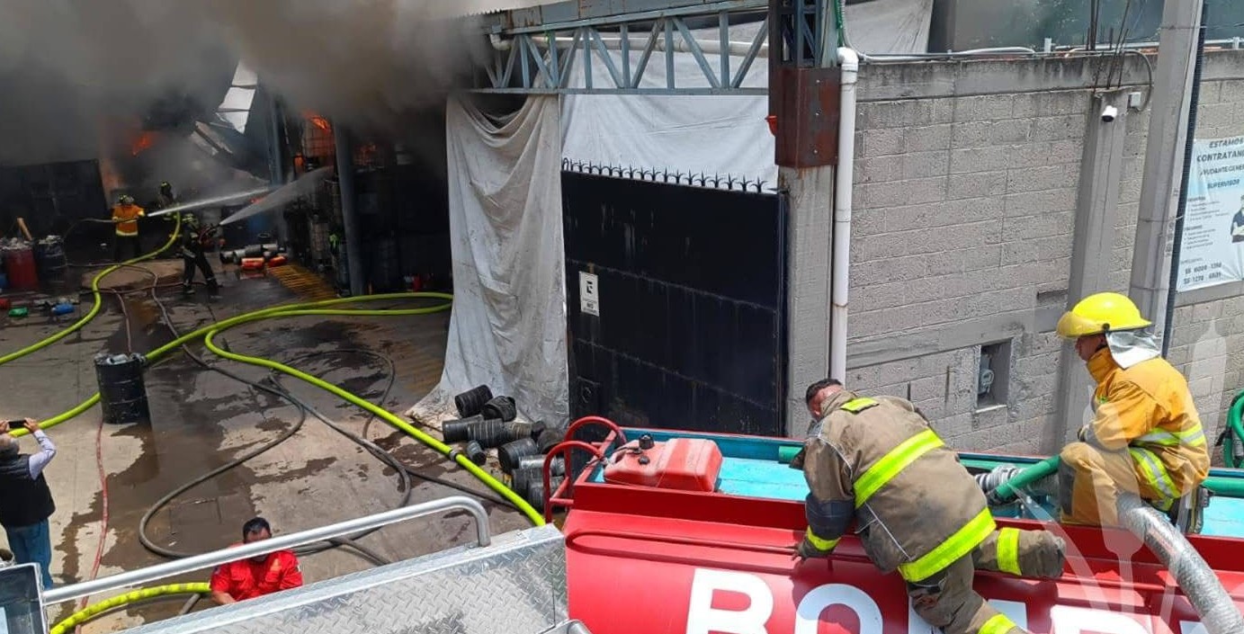 Elementos de Protección Civil trabajando para sofocar el incendio / Foto Especial