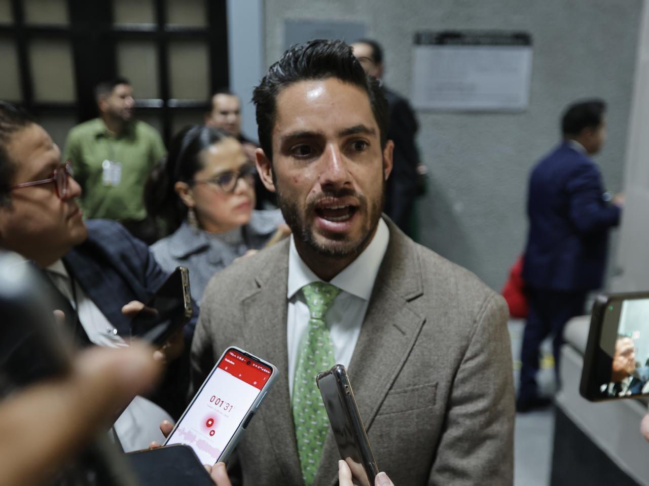 El líder parlamentario del partido, José Alberto Couttolenc Buentello