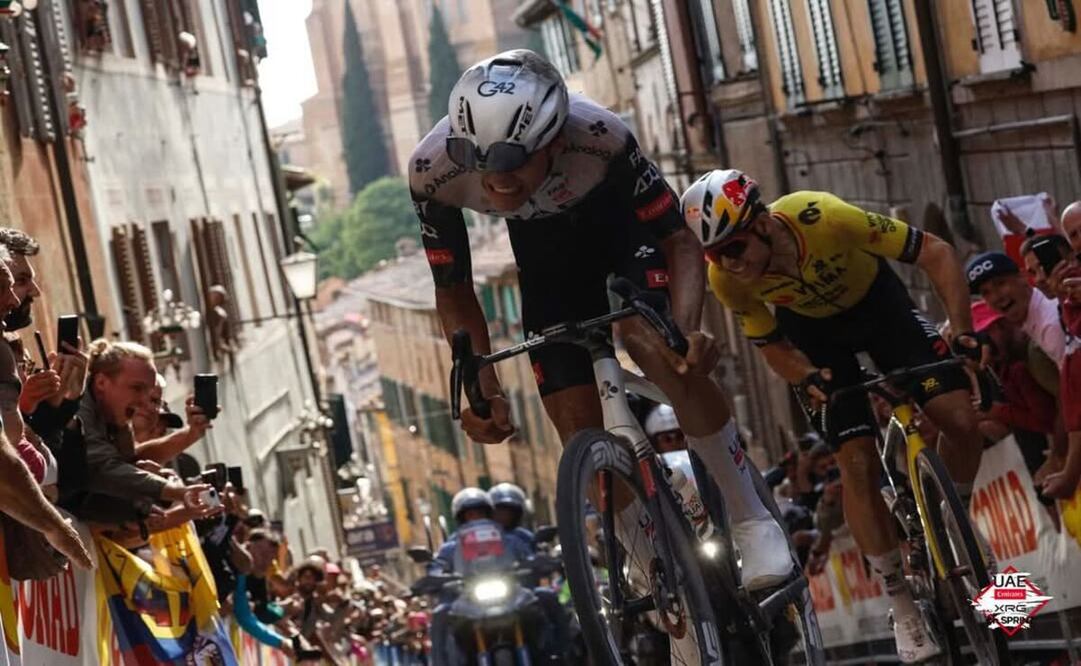 A sus 21 años el ciclista se convirtió en el primer mexicano en vestir la prestigiosa maglia rosa / Foto: Especial