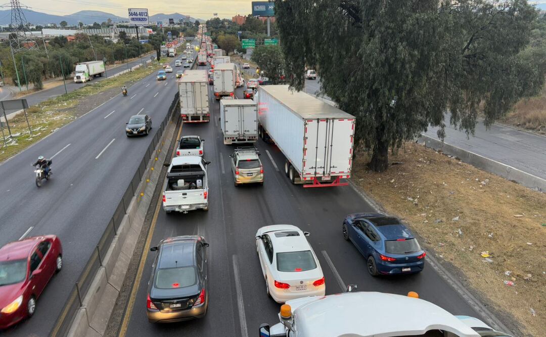 Manifestación de transportistas en Cuautitlán Izcalli paraliza la circulación en la México-Querétaro. Foto: Arturo Contreras