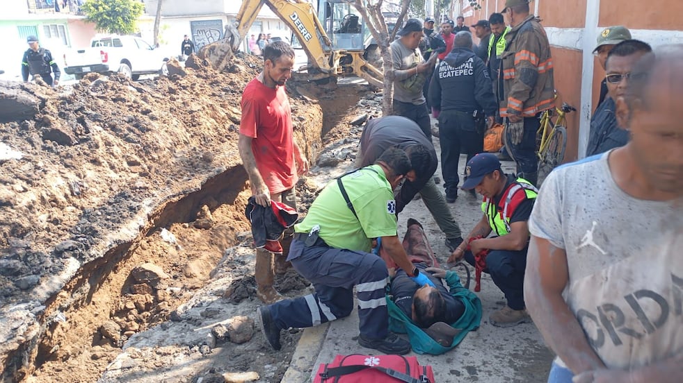 Rescatan a 5 trabajadores de Sapase tras terrible deslave en Ecatepec; así se salvaron de la tragedia