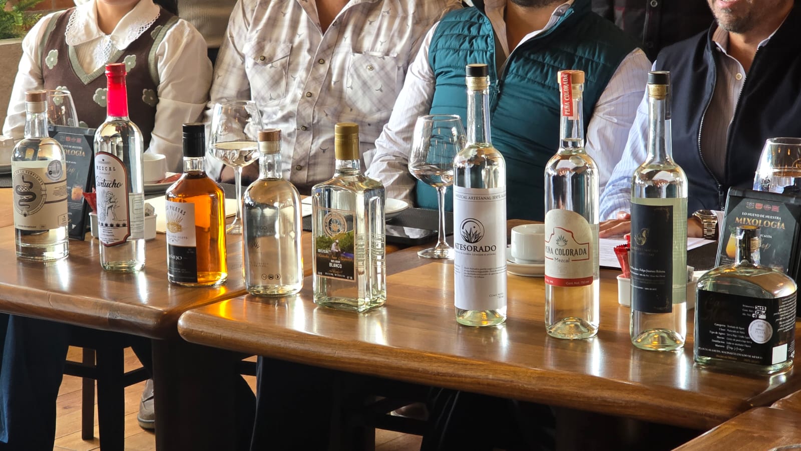 Buscan diseñar acciones y políticas para la protección y promoción del mezcal mexiquense.