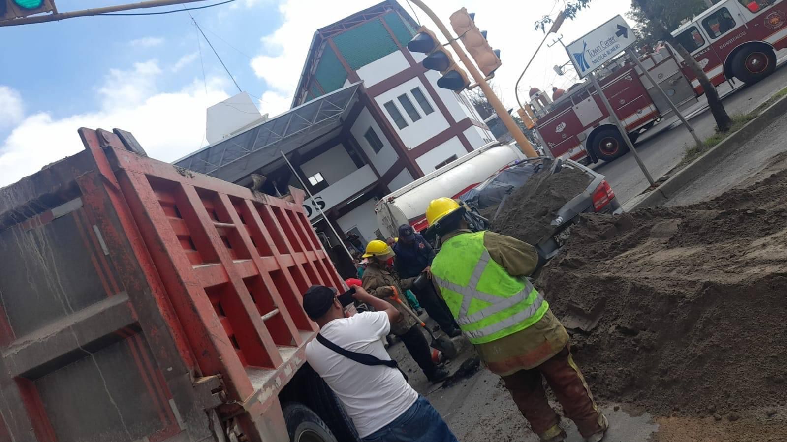 Parte del camión y de la tierra que transportaba cayeron encima de una camioneta