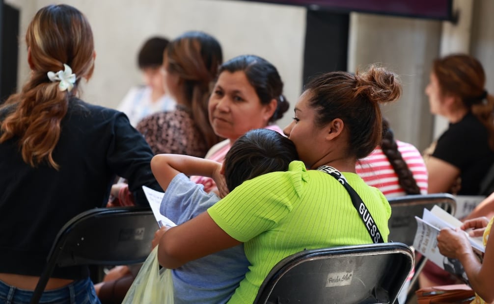 Aunque muchos buscan recién nacidos, niños y adolescentes mayores también esperan la oportunidad de integrarse a un hogar. Foto Alejandro Vargas / El Universal
