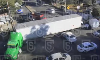 Choque entre tráiler y taxi en Lerma provoca caos vial en parque industrial de Toluca