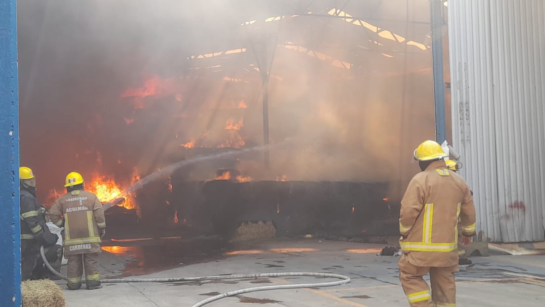 Elementos de la Guardia Nacional y la Policía Estatal mantienen un perímetro de seguridad para facilitar el paso de pipas y unidades de emergencia. Foto Especial
