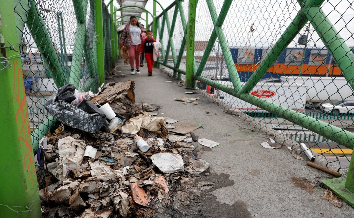 Más allá del daño reciente, el puente peatonal del Alfredo del Mazo muestra años de abandono: losas rotas, óxido y vibraciones peligrosas para los transeúntes / Foto: Arturo Hernández